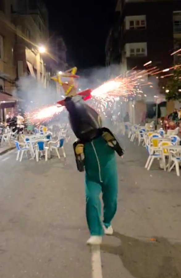 MagoTutan's tweet photo. Hoy es el último día de fiestas en #Autol , os espero a las 19:00 para correr el último #torodefuego ,lo pasaréis genial.

#fiestas #magotutan #familiar https://t.co/dwTS1q04Vb