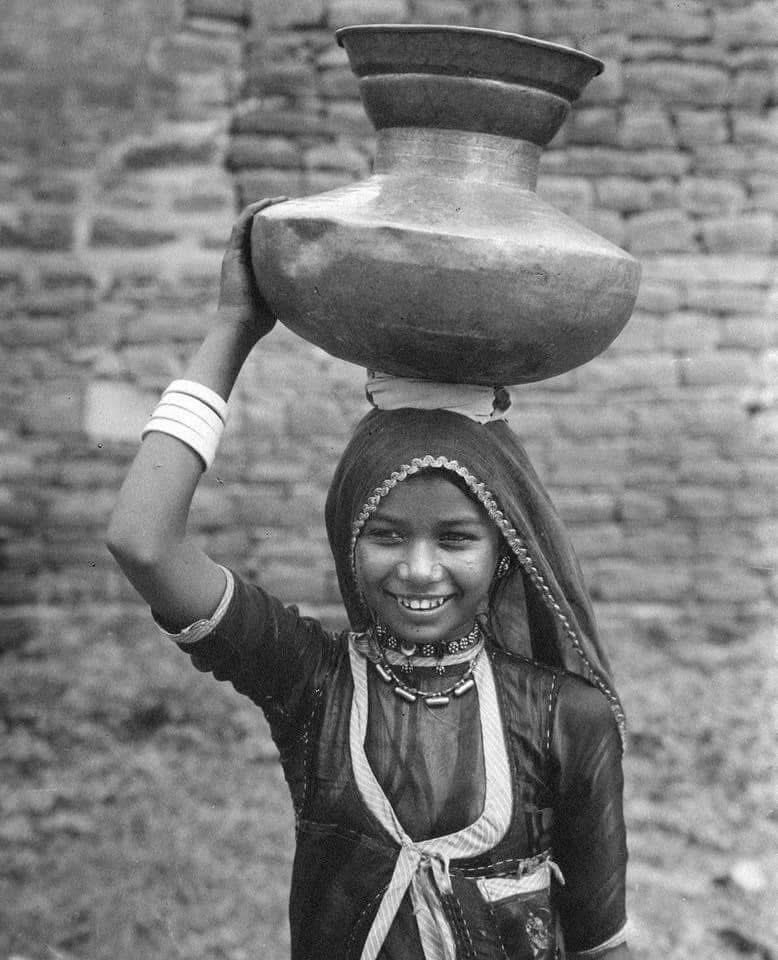 1924 Aloha had a lot of First’s, for a woman of the 1920's. She was the “First Woman to Drive across India” in an auto. She did it in her legendary Ford Model T. Here taking a photo of a beautiful Indian girl, balancing a vessel on her head in Jodhpur.
AlohaWanderwell.com/movies
RDT