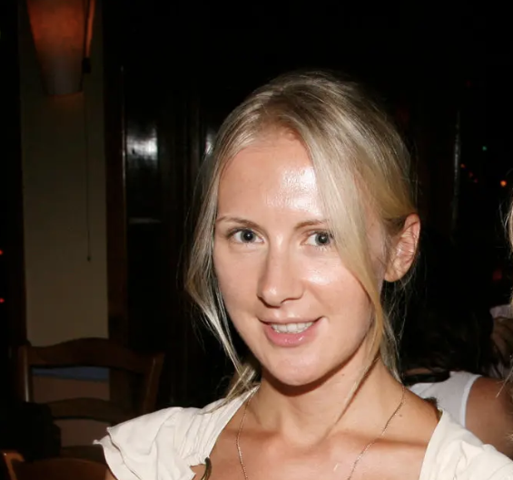 pevchikh's tweet image. Файлы Эпштейна — это абсолютная бездна, конечно. В поиске хоть чего-то про Россию, случайно увидела переписку Эпштейна с какой-то Ириной из Красноярска. Заинтересовалась, стала читать дальше. Молоденькая девушка приехала покорять Нью-Йорк, оказывала 60-летнему Эпштейну…