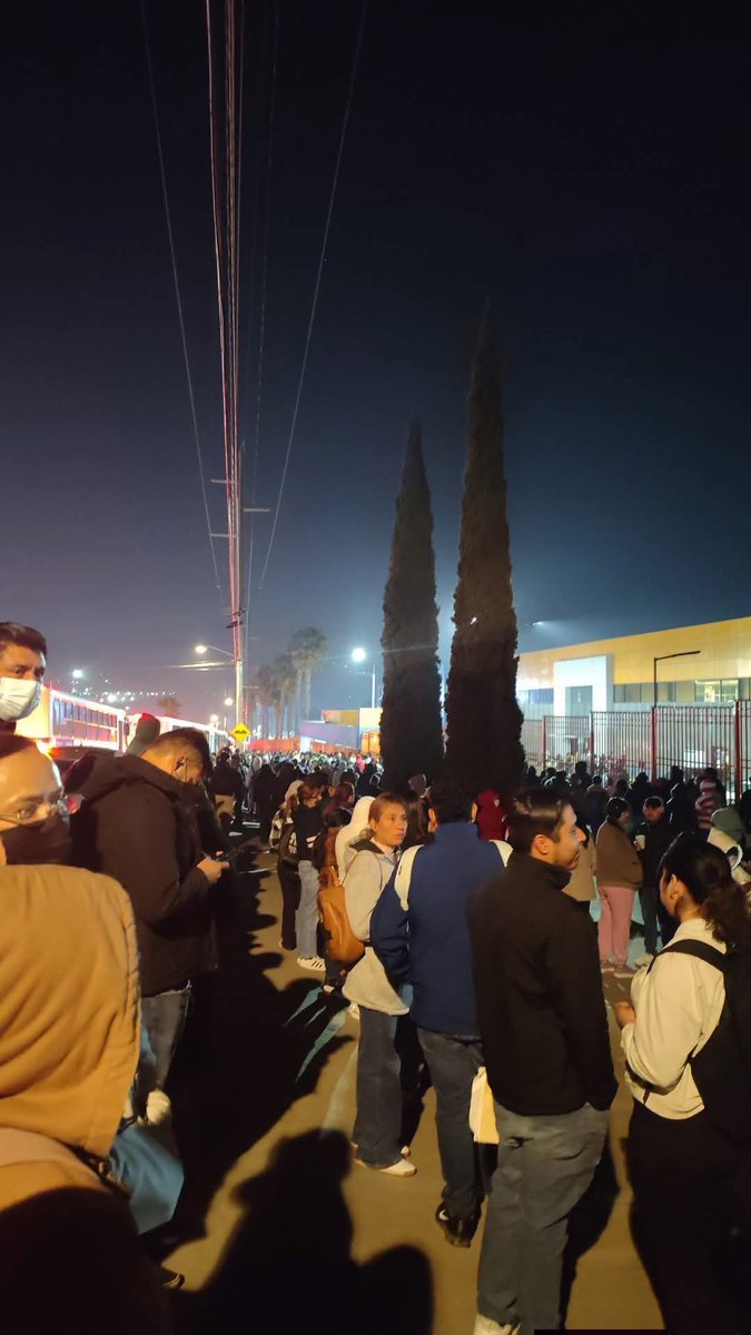 JJDiazMachuca's tweet image. Leer para estar informados 

La dura verdad: Reformas de Morena causan desempleo masivo en Tijuana. 

Cientos de personas haciendo fila desde el dia anterior en la empresa BD Alaris en Tijuana.

En Tijuana ya no es fácil encontrar trabajo en las maquiladoras. Lo que antes se…