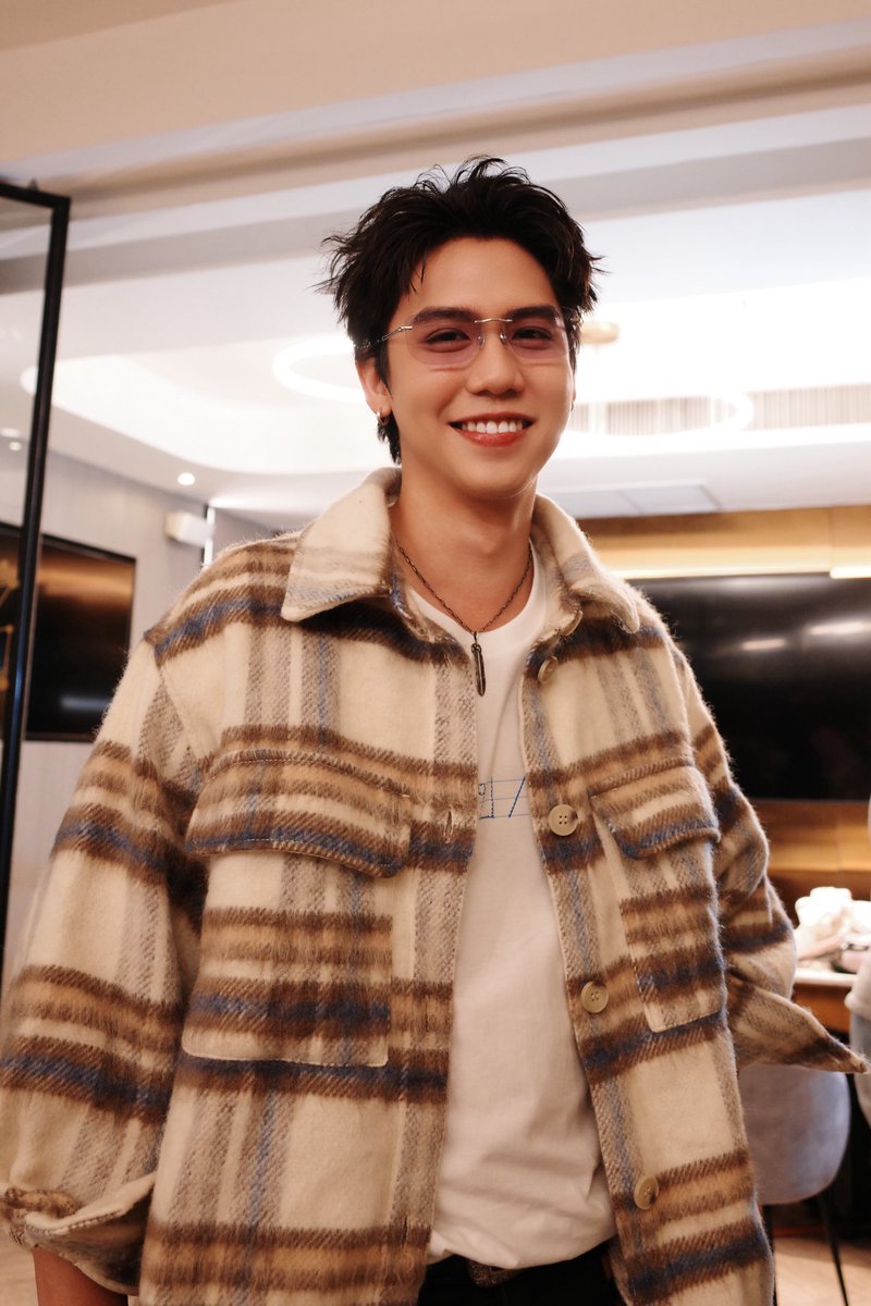 ในโซเชียลฉันเป็นทุกอย่างที่ไม่ใช่ศิลปิน. tweet media