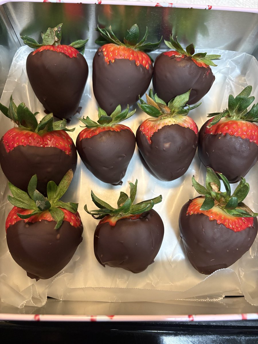 U want some????🍓🐮🥰I make it for you senpai 🥰🔪you better try some on Valentine’s Day because I made it with love 🥹🐮🍓strawberries cover in dark chocolate 🍫 yummy my favorite 🍓🐮😋