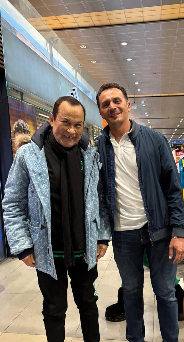 pit_jimenez's tweet photo. Un encuentro especial, el maestro de maestros @ALFREGUTIERREZ3 3 veces rey vallenato. El mejor. Gracias por permitirme capturar este maravilloso momento maestro. Bendiciones !! https://t.co/MUCpcELcQ4