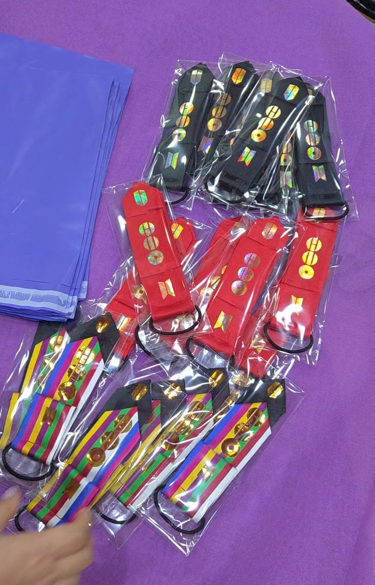 오늘 해외에 계신분들, 해투가시는 분들 제외하고 일괄 배송 나갔습니다.
일이커져서 777개를 진행하는 관계루다
위쪽 태극문양 전사지 제작이 어려워서
방탄로고로 위아래 변경되었습니다.
받으시고 많이 좋아해주시면 기쁘겠습니다.
아포방포💜