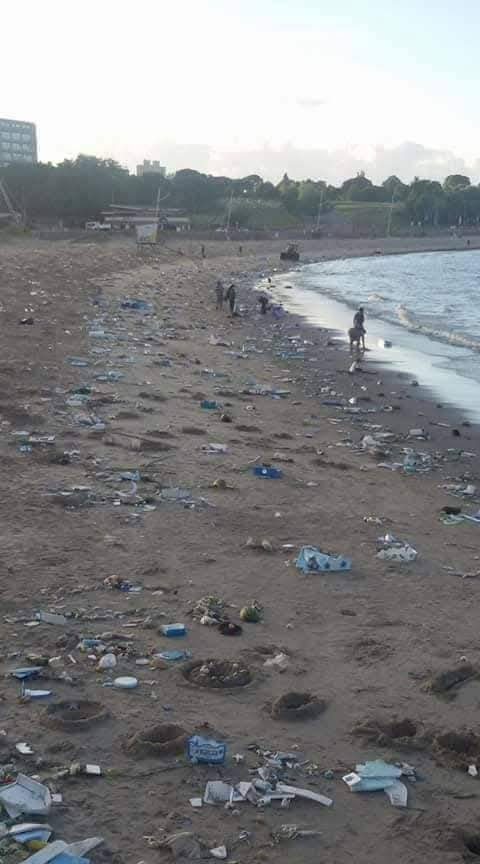 LahitteCarlos's tweet photo. ⏩Todos los 2 de febrero, cuando se celebra el Día de Iemanjá, «Al otro día» las playas ,Se ven así.
Pero el problema es que El sacerdote Juan Andrés "Gordo" Verde celebró una multitudinaria misa de fin de año el 31 de diciembre de 2025 en Maldonado, ante más de mil personas. https://t.co/CuqHt2eyPm