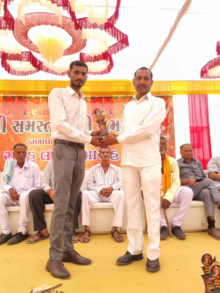 આજરોજ શ્રી સમસ્ત કોળી સમાજ કાળાપાણના દ્વિતીય સમૂહલગ્ન પ્રસંગે સરકારી શિક્ષક તરીકે નોકરી પ્રાપ્ત થવા બદલ કોળી સમાજ દ્વારા કરવામાં આવેલા સન્માન માટે દિલથી ખૂબ ખૂબ આભાર...🥰☺️🫰🙏

આ સન્માન મારી માટે ગૌરવ અને વધુ જવાબદારીની પ્રેરણા છે. સમાજના આ પ્રેમ અને આશીર્વાદ માટે સદા ઋણી રહીશ