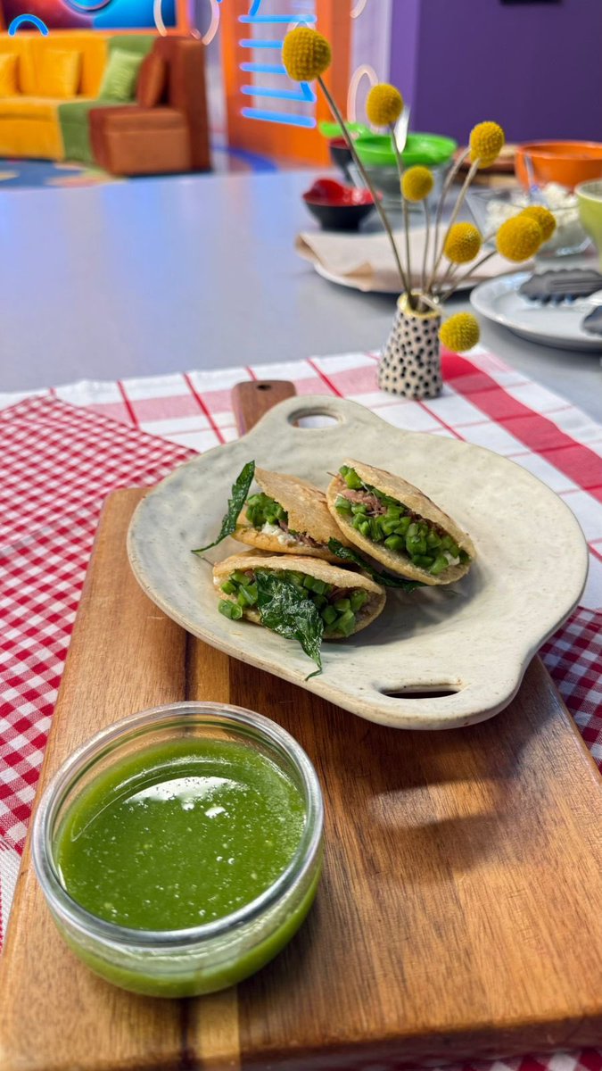 Bandita, esta es la receta perfecta si les quedó barbacoa del puente. Cocinamos: gorditas de barbacoa y requesón 🤩