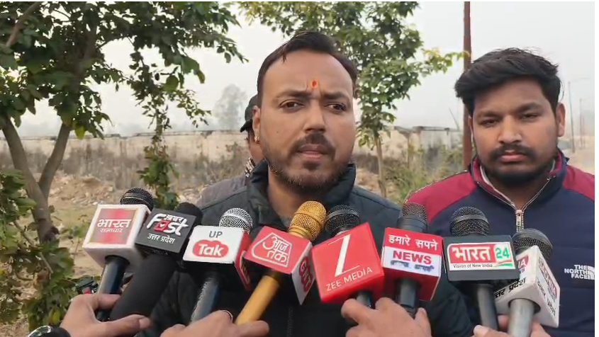 bstvlive's tweet image. सहारनपुर

➡ड्यूटी पर तैनात BLO की तबीयत बिगड़ी
➡सीने में दर्द के बाद कुर्सी से गिरे दुष्यंत सिंह 
➡अस्पताल में डॉक्टरों ने किया मृत घोषित
➡नूर बस्ती क्षेत्र में चल रही थी जनसुनवाई
➡नगर कोतवाली क्षेत्र का मामला

#Saharanpur #BLODeath #HealthEmergency #Uttarpradesh