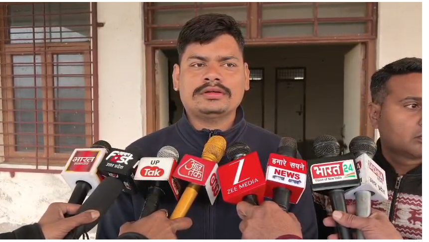 bstvlive's tweet image. सहारनपुर

➡ड्यूटी पर तैनात BLO की तबीयत बिगड़ी
➡सीने में दर्द के बाद कुर्सी से गिरे दुष्यंत सिंह 
➡अस्पताल में डॉक्टरों ने किया मृत घोषित
➡नूर बस्ती क्षेत्र में चल रही थी जनसुनवाई
➡नगर कोतवाली क्षेत्र का मामला

#Saharanpur #BLODeath #HealthEmergency #Uttarpradesh