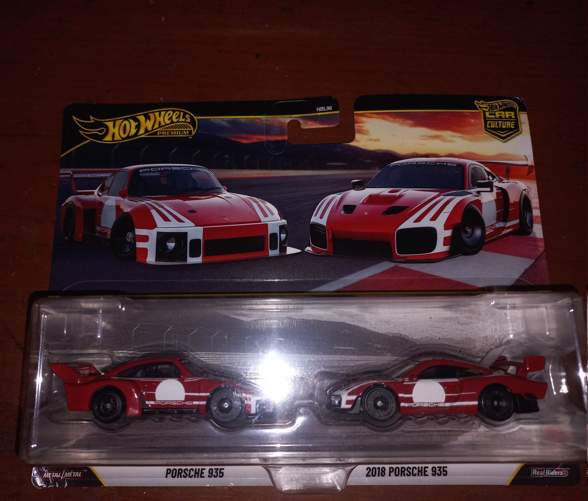 lemonappletea_'s tweet photo. WTS ‼️‼️
HOT WHEELS TwinPack PORSCHE 935 Classic and Modern

Start 500k!!!
(boleh nego)

COD (Only Jogja)
#HOTWHEELS #WTS #zonauang️ #zonajajan #new #GRAMMYs https://t.co/Ichzm9bOBF