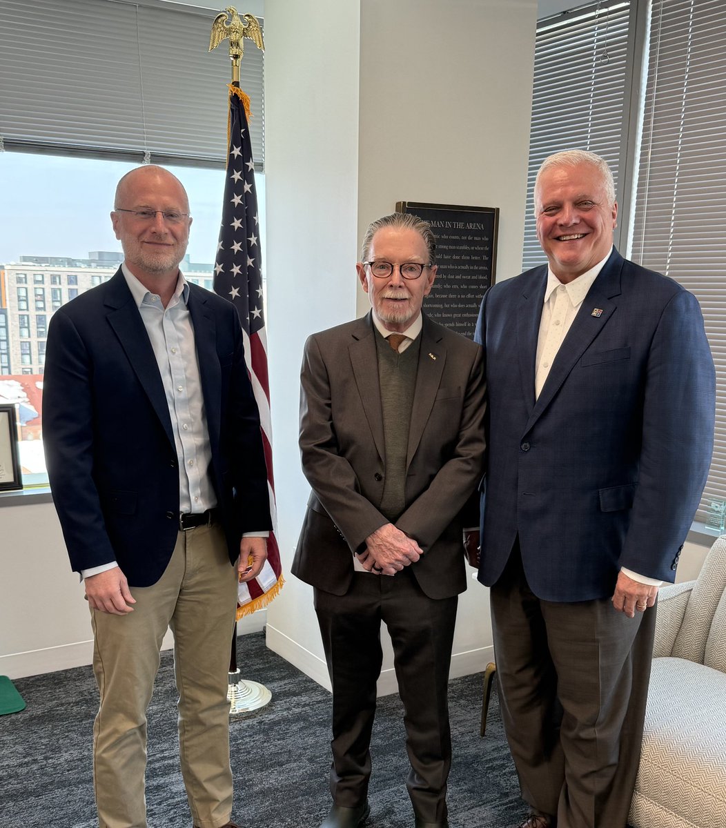 BrendanCarrFCC's tweet photo. Always great to catch up with two wonderful law enforcement &amp; public safety leaders -

Jim Pasco with the National Fraternal Order of Police @GLFOP 

Chief Jeff Johnson with the Western Fire Chiefs https://t.co/1NrIrCO5Ao