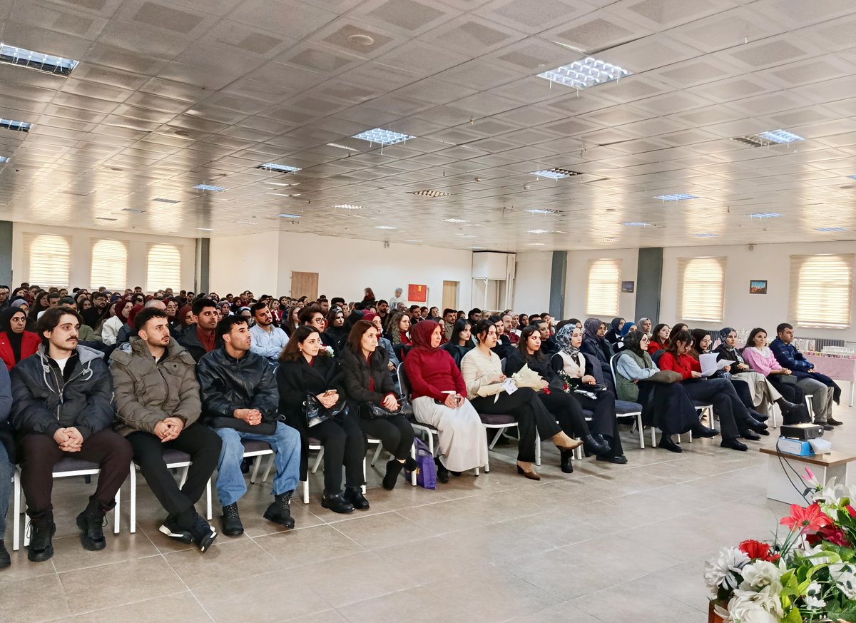 🇹🇷 15 Temmuz Şehitleri Anadolu İmam Hatip Lisesi konferans salonu, bugün eğitim camiasının taze kanı olan aday öğretmenlerin heyecanına ev sahipliği yaptı. İlçe Milli Eğitim Müdürü Sn. Yüksel ZORLU, mesleğe yeni adım atan meslektaşlarıyla bir araya gelerek hem tecrübelerini