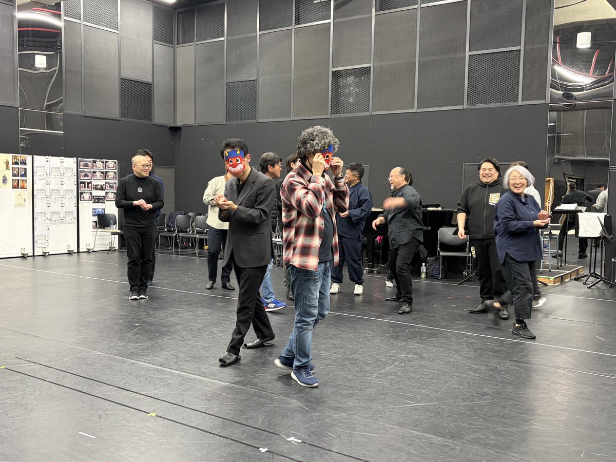 biwakohall's tweet photo. 【#トゥーランドット】
稽古場には #阪哲朗 芸術監督も合流しましたが、稽古終わりに #鬼 が現れた！
みんなで #豆まき をしました👹🫘

#粟國淳 
#節分
#恒例行事 https://t.co/9wCtRr8aG5