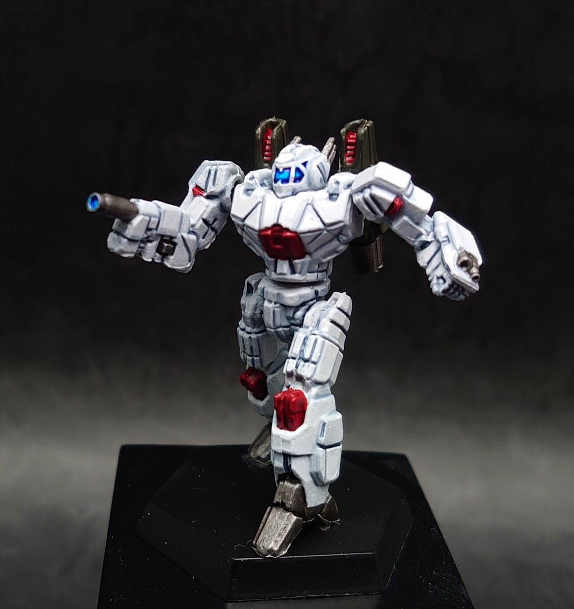 Morikaw90702047's tweet image. Morikawa専用バトルメック「Phoenix Hawk」完成です😉‼️
ポーズがビミョーなので肩と腰にボールジョイントを仕込み可動化、そしてなで肩だったので肩の接続位置を若干上に上げました。色違いも作りたいのであと何機か欲しいですね☺️（↓に別画像あり）
#バトルメック
#battletech