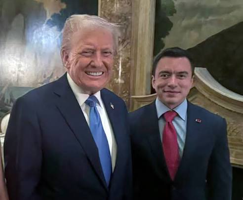 Uno no tiene Visa, no se arrodilló jamás a USA y fue invitado directo a la Casa Presidencial🇨🇴
-El otro es Gringo, Pago para ver a Trump (en la sala de su casa) y anda poniendo Aranceles mientras su país cae a pedazos 🇪🇨