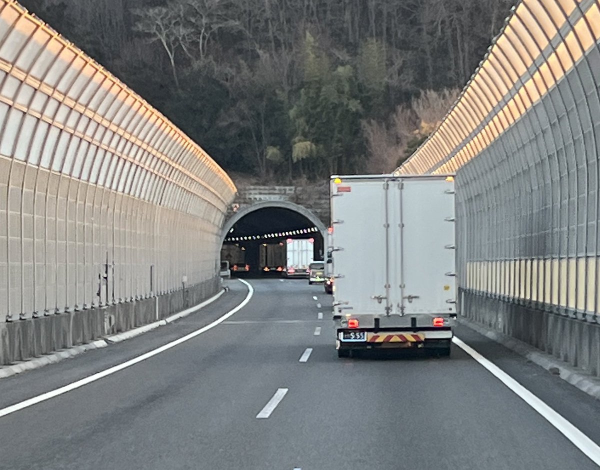 圏央道の90kmトラックほんと控えめに言って頭悪すぎる帰れ
