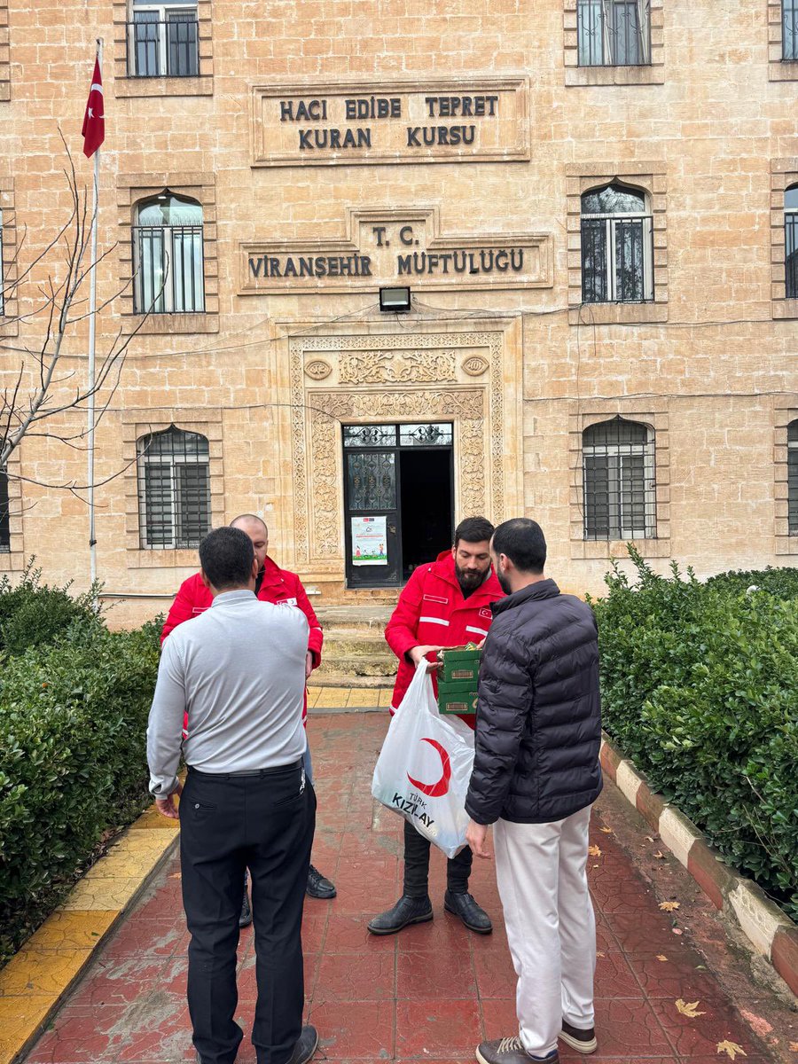 KViransehir's tweet image. Viranşehir hemşerilerimizin ve İslam âleminin Leyle-i Berat’ını tebrik ediyor, Rabb’imden bizleri huzur ve afiyet içerisinde on bir ayın sultanı Ramazan-ı Şerif’e eriştirmesi dileğiyle ilçemizde kandil simidi ve kumanya ikramı yapıldı.#RecepTayyipErdoğan @FatmaMericYlmaz #kızılay