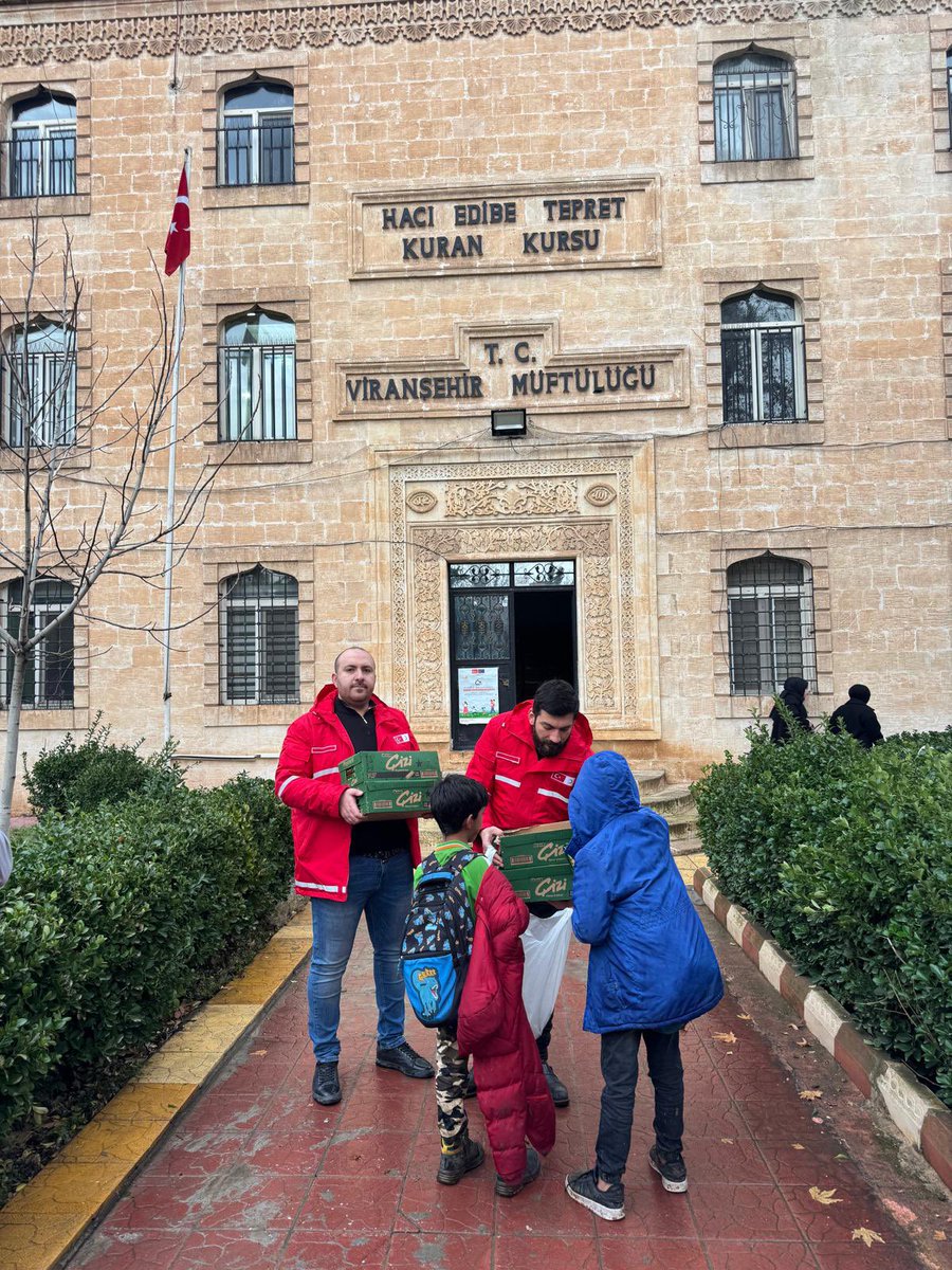 KViransehir's tweet image. Viranşehir hemşerilerimizin ve İslam âleminin Leyle-i Berat’ını tebrik ediyor, Rabb’imden bizleri huzur ve afiyet içerisinde on bir ayın sultanı Ramazan-ı Şerif’e eriştirmesi dileğiyle ilçemizde kandil simidi ve kumanya ikramı yapıldı.#RecepTayyipErdoğan @FatmaMericYlmaz #kızılay