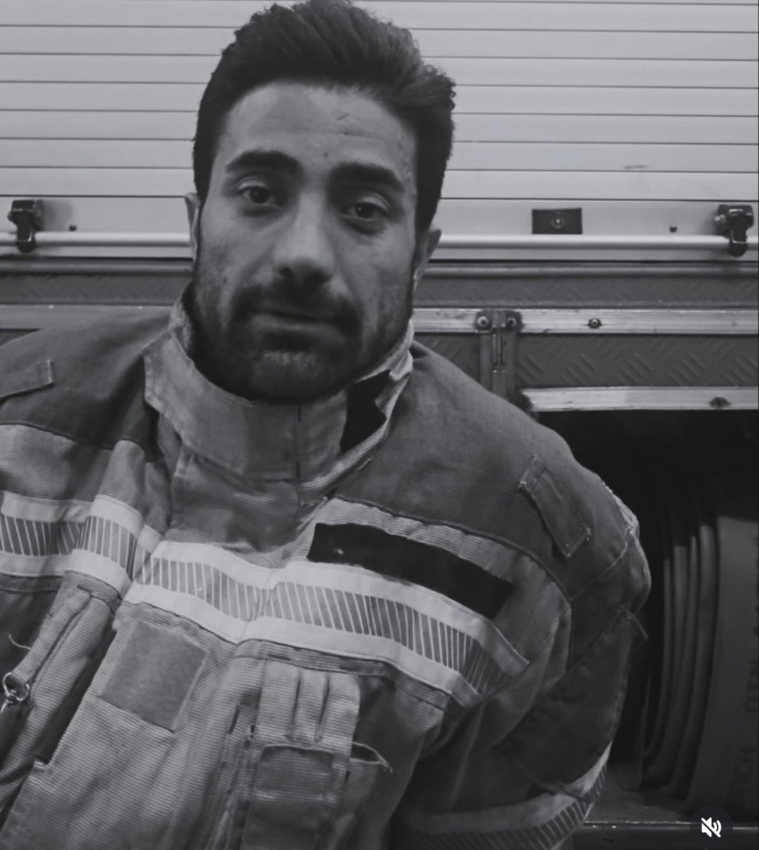 کسی که آتش نشانی رو بعنوان شغل انتخاب میکنه برام جایگاه خاصی داره که نمیتونم تو خودم ببینم. #حمید_مهدوی، نه تنها این شغل رو انتخاب کرد که تو آتیش و نیروهای سرکوبگر،آدمها رو به کول کشید و نجات داد.هر جای دنیا بود ترفیع و مدال میگرفت،ولی تو ایران کشته شد.
#R2PforIran
#IranMassacre