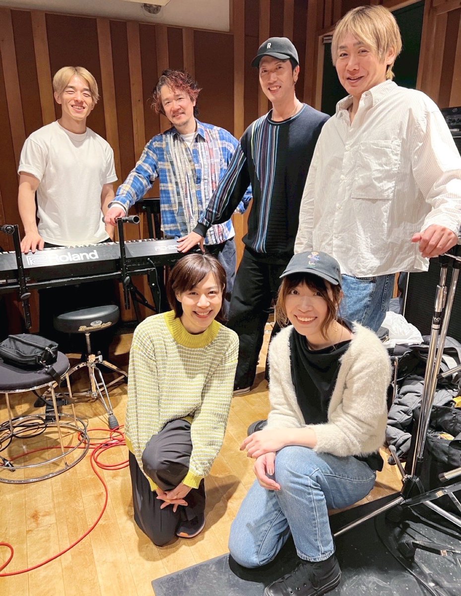 MASHIKO_TATSURO's tweet photo. おはよー☀️
2/15(日)空があるまち音楽フェスのサポートメンバー紹介！
ギター&バンマス:GIRA MUNDO
ベース:今西真也
キーボード:KOSEI
ドラム:小久保"bon"里沙🆕（俺バンドとしては）
サックス&フルート:横山知子🆕
昨日はこのメンツでリハしました
ボリュームたっぷりのライブになりそうです🤩
乞うご期待🫶