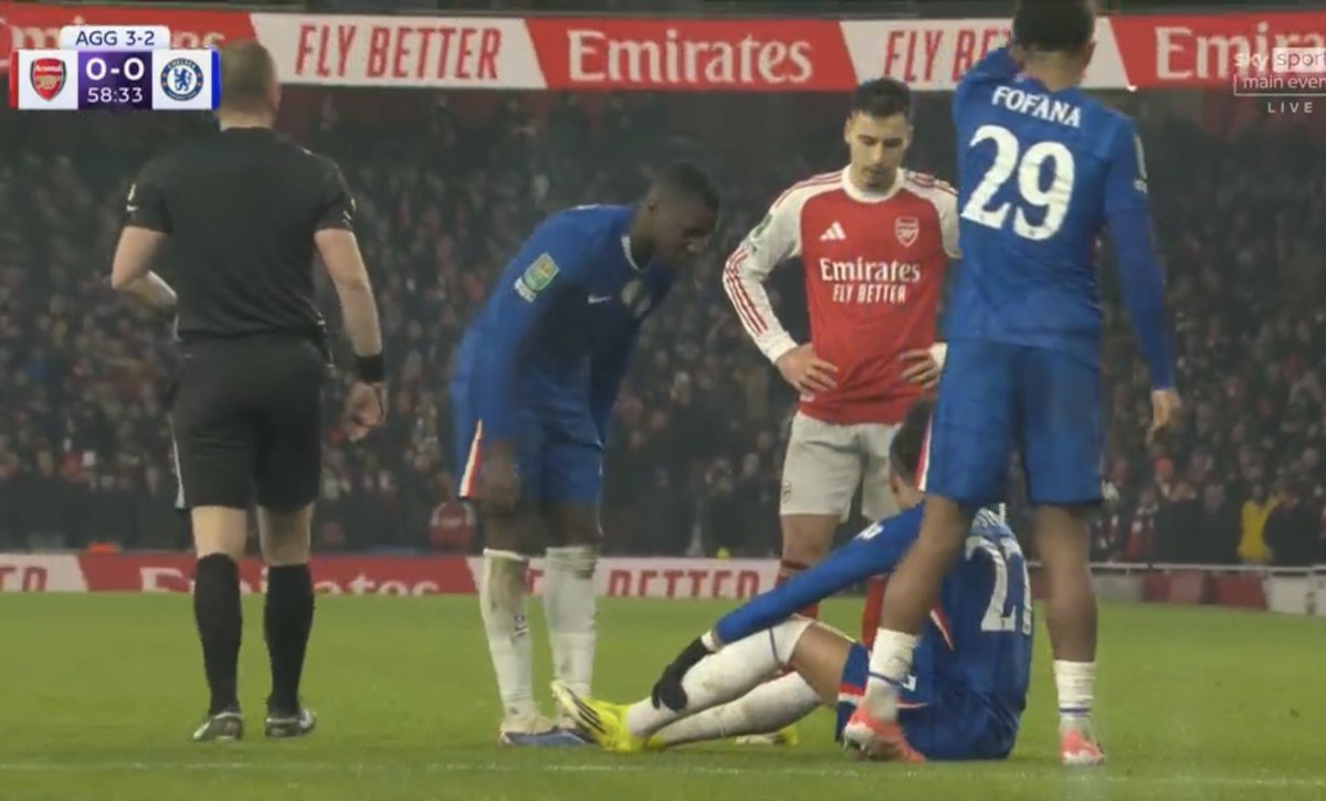 AFC_Ryyy's tweet image. 📸- Martinelli debating whether he should throw the injured player off the pitch.