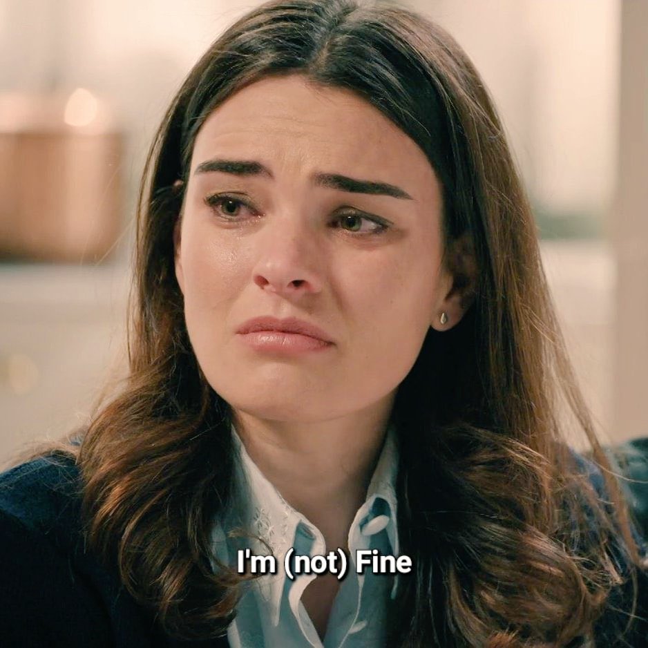 uncafeconcrema's tweet photo. María ha tenido su final con mucha tranquilidad, zero dramas a diferencia con Fina que fue tremendo y muy triste. Aquí solo puedo comprobar que a los guionistas de #SueñosDeLibertad les gusta el "DRAMA" y hacer sufrir a las lesbianas #Mafin La felicidad no vende #meeeh 🤡🧁🙄 https://t.co/KuMAJqjrIO