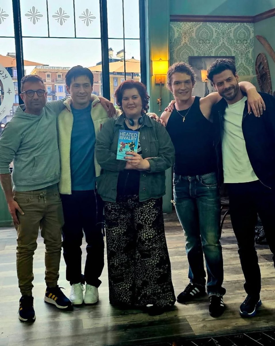 HeatedRivalryBR's tweet photo. Alexa, me leve de volta pras gravações de Heated Rivalry. 💔

Connor, Hudson, François, Jacob e Rachel em novo post da Heated Rivalry Crave. https://t.co/66hzmDkrsR