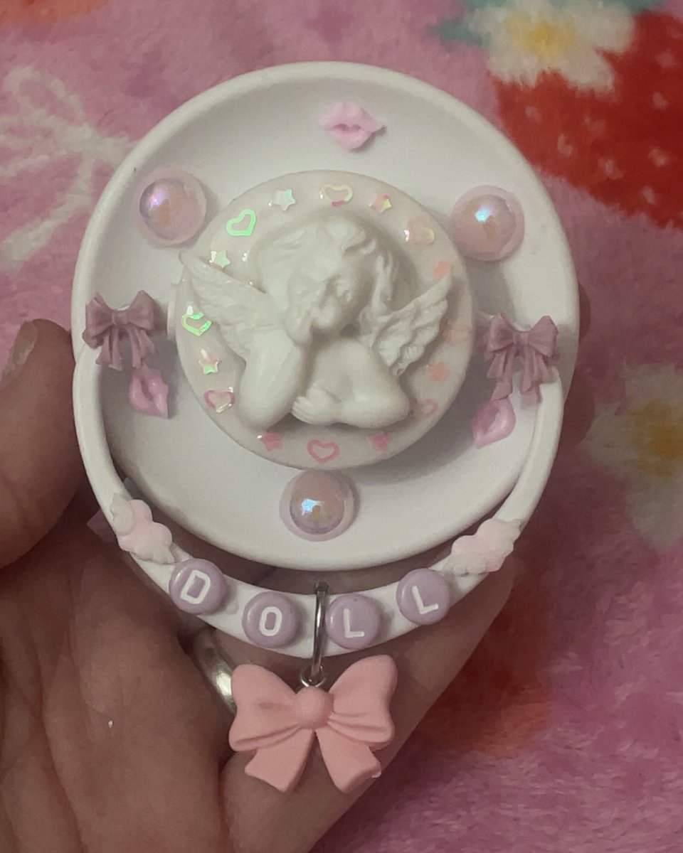 I suddenly want to do nothing but white/pink pacis 🤍