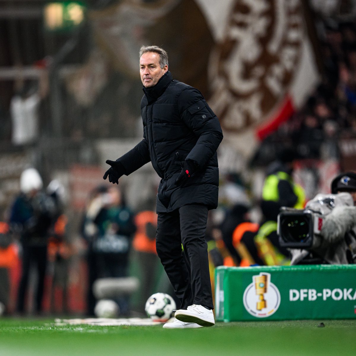 bayer04_es's tweet photo. Menos de 🔟 minutos para el final... ¡Vamos!
⌚️ 82’ | #B04FCSP (2-0)
#CopaDFB | #SomosBayer04 🖤 https://t.co/59uuclZfSH