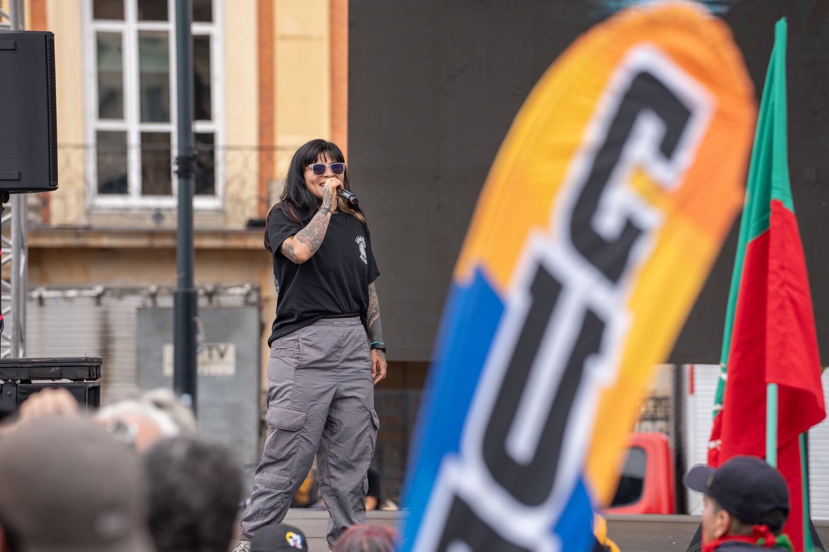 Hoy salimos a las calles y a las plazas 🇨🇴✊ Desde la Plaza de Bolívar y en todo el país, tejimos una cadena de afectos alrededor del Presidente en defensa de la soberanía nacional y el salario vital.

Caminamos por la justicia social y la paz para nuestra tierra. El pueblo se
