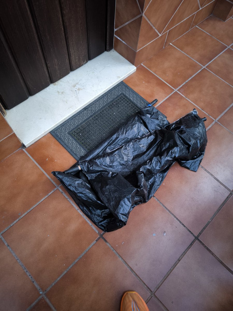 RaydenJesus's tweet image. Las entregas de @AmazonHelp cada vez peor . Mira que podían haberlo echado en el buzón que es grande, pues no. Lo dejan entre la puerta y el plástico para que no entre agua... Que con el viento se cae..