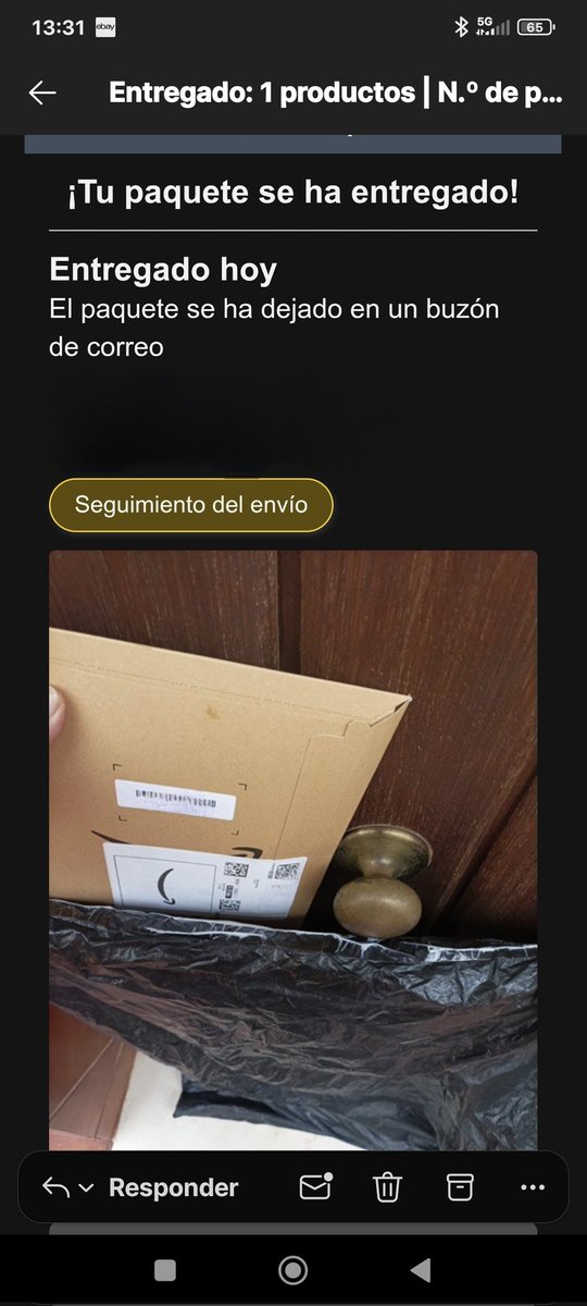 RaydenJesus's tweet image. Las entregas de @AmazonHelp cada vez peor . Mira que podían haberlo echado en el buzón que es grande, pues no. Lo dejan entre la puerta y el plástico para que no entre agua... Que con el viento se cae..
