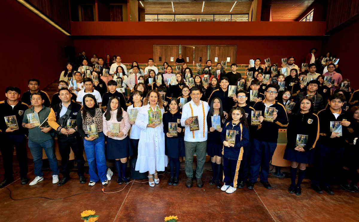 Esta tarde compartimos nuestra actividad de lectura con estudiantes de la Preparatoria No. 8 de la UABJO, como parte del programa Un Pueblo Leyendo para Transformar su Historia.

Acompañados de la directora del Instituto Estatal de Creación Literaria y Promoción de la Lectura,
