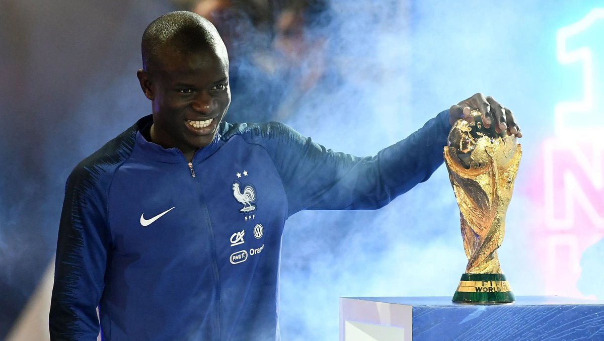 N'Golo Kanté

Futbol tarihinin kendi mevkisinde en iyilerinden biri, tarihi bir davranışa imza atarak Fenerbahçe'ye transfer olmak için elinden gelen ne varsa yaptı. Son derece profesyonel bir karakter olarak antrenmana çıkmamaktan Fransız medyasını devreye sokacak kadar.