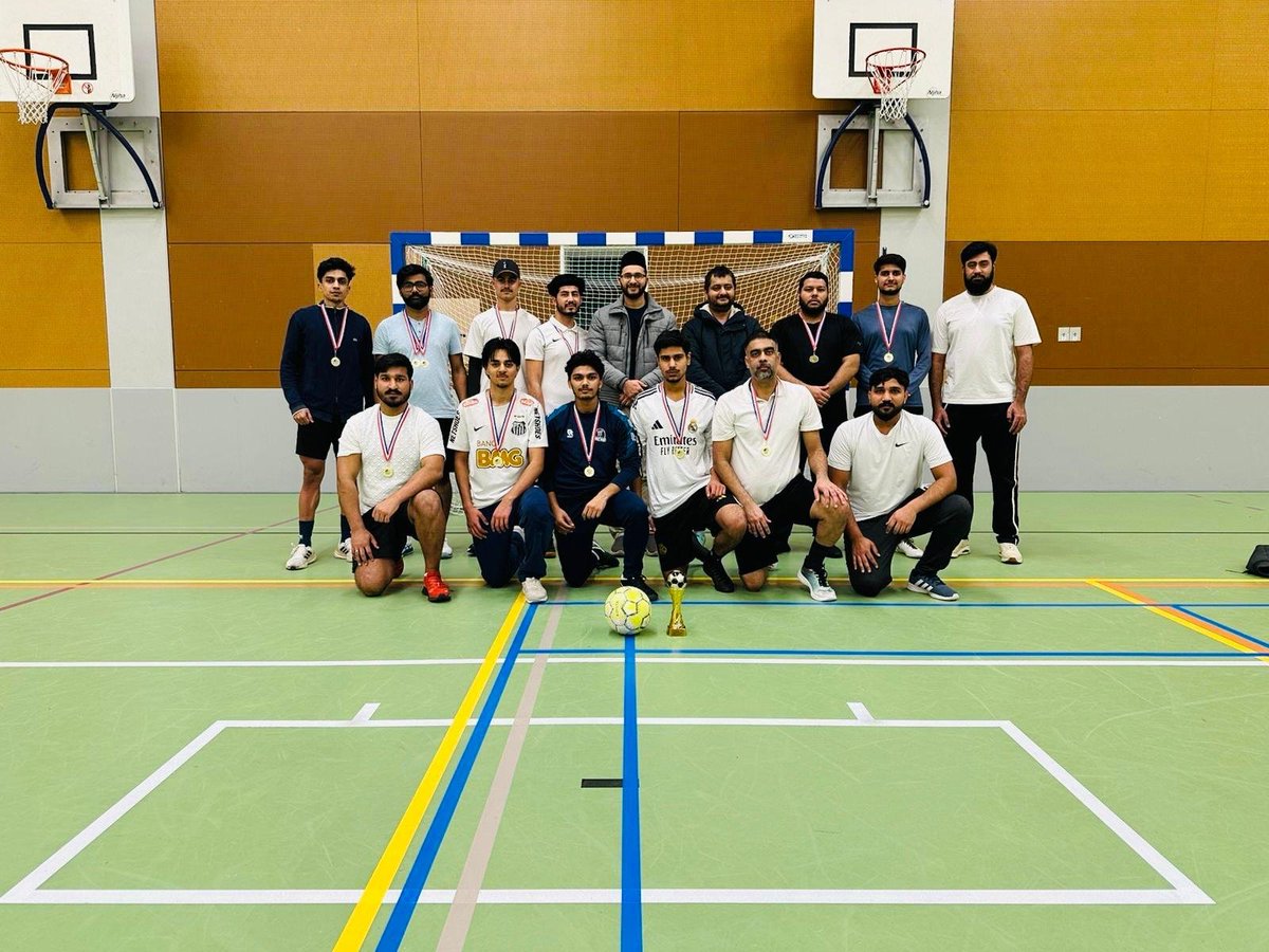 RotterdamAMJO's tweet photo. Alhamdulillah, dubbele win! 🏆🏆 Nationaal kampioen Futsal én Volleybal . Beide teams met 10 spelers hebben alles gegeven. Wat een dag!  #MKA #Ahmadiyya #Champions #Rotterdam https://t.co/KOJDadposv