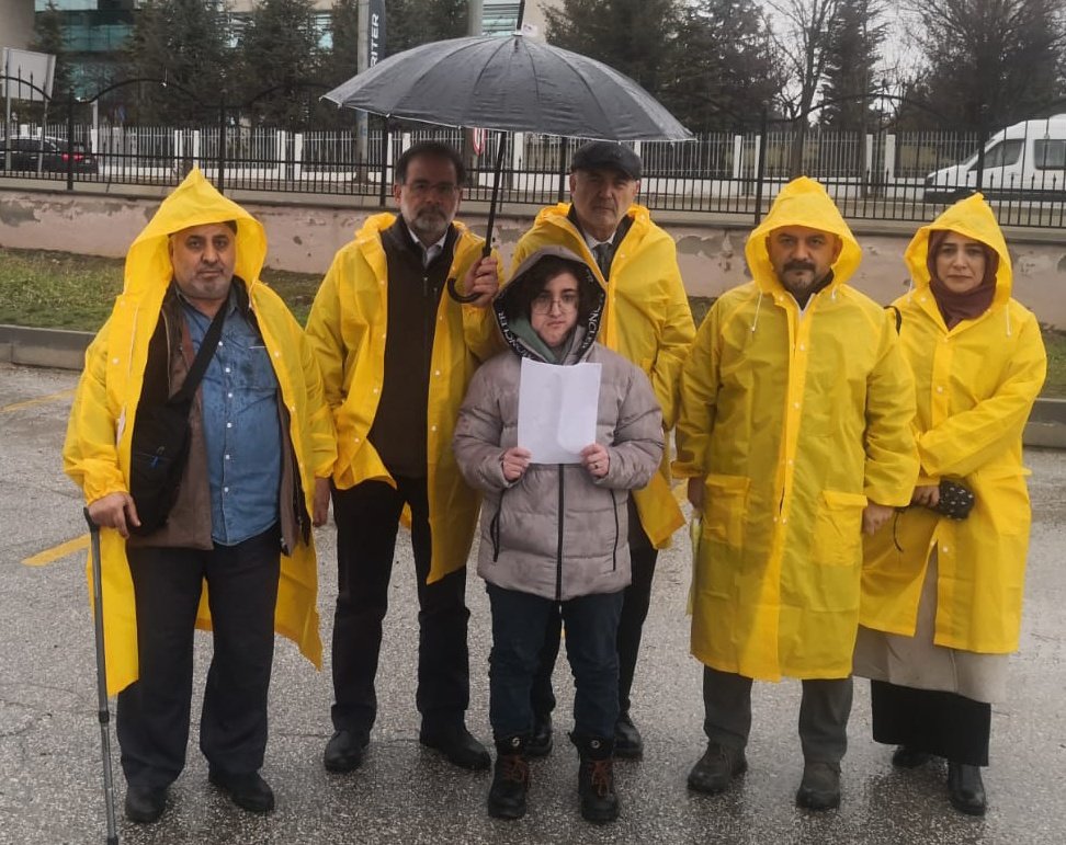 "abi, kimse gelmeyecek galiba" dedi, "ben ölüyorum, kimse umursamıyor"  
"gideceğiz, bu açıklamayı yapacağız tuģba" dedim. aym'nin önünde 7 kişi olduk, onlarca da polis. önce yağmur başladı, sonrasında dolu. tuğba ilk cümlede ağladı. ben dayanamadım, polislerin de gözleri doldu.