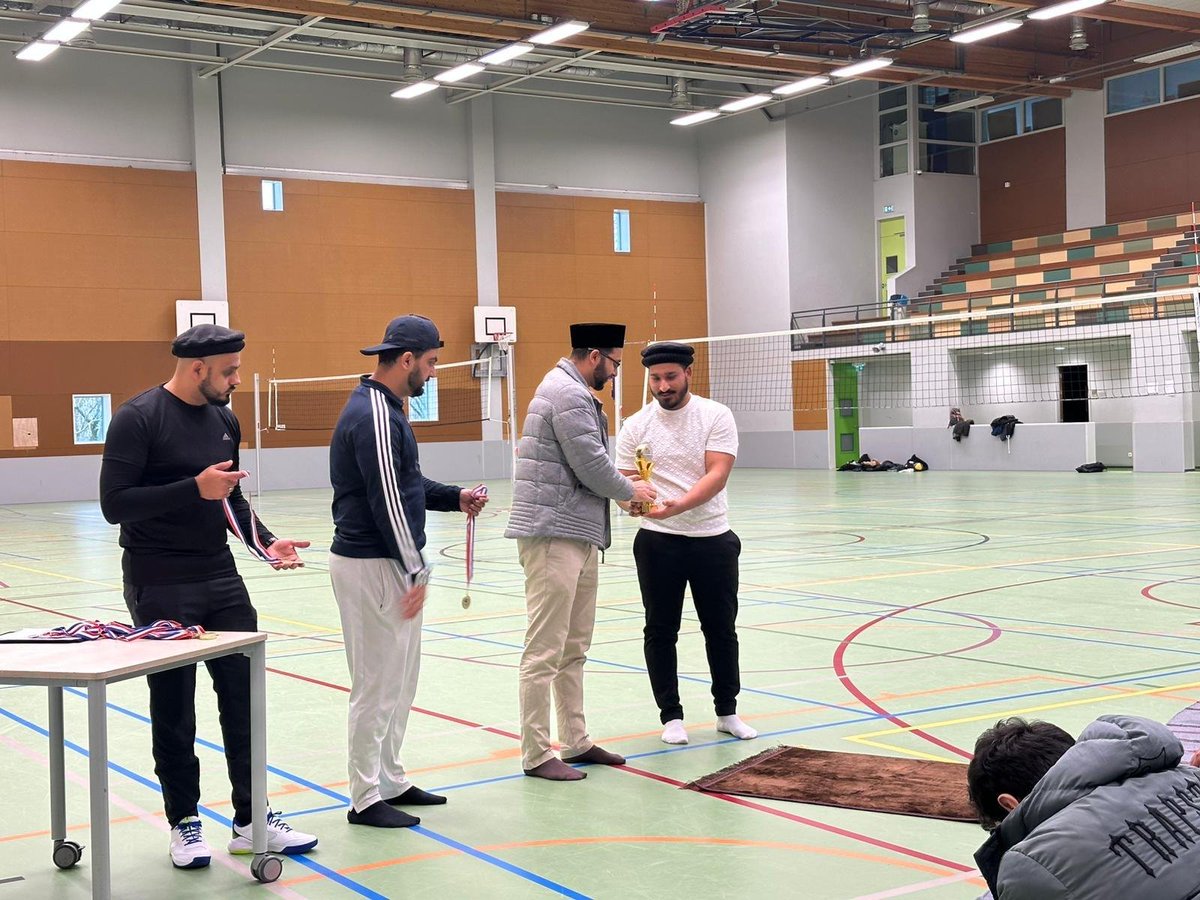 RotterdamAMJO's tweet photo. Alhamdulillah, dubbele win! 🏆🏆 Nationaal kampioen Futsal én Volleybal . Beide teams met 10 spelers hebben alles gegeven. Wat een dag!  #MKA #Ahmadiyya #Champions #Rotterdam https://t.co/KOJDadposv