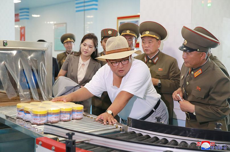 wartsab01's tweet photo. @bundeskanzler Kim Jong Un besucht eine Fischfabrik https://t.co/ATj7KSbmAv
