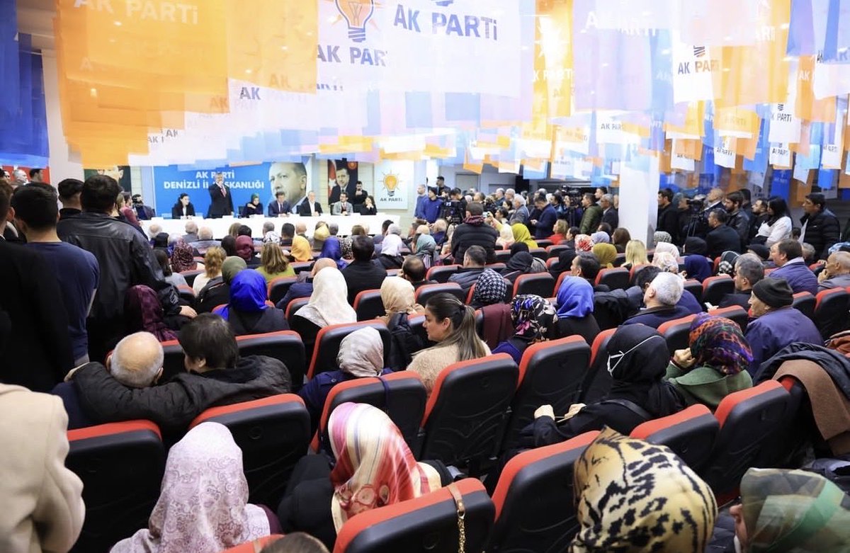 Ekonomi İşleri Başkanımız Sayın Nihat Zeybekci, Sosyal Politikalar Başkanımız Sayın Fatma Betül Sayan Kaya ve MKYK Üyemiz Sayın Mehmet Karabay’ın katılımlarıyla İl Danışma Meclisi toplantımızı büyük bir coşku ve kararlılıkla gerçekleştirdik.