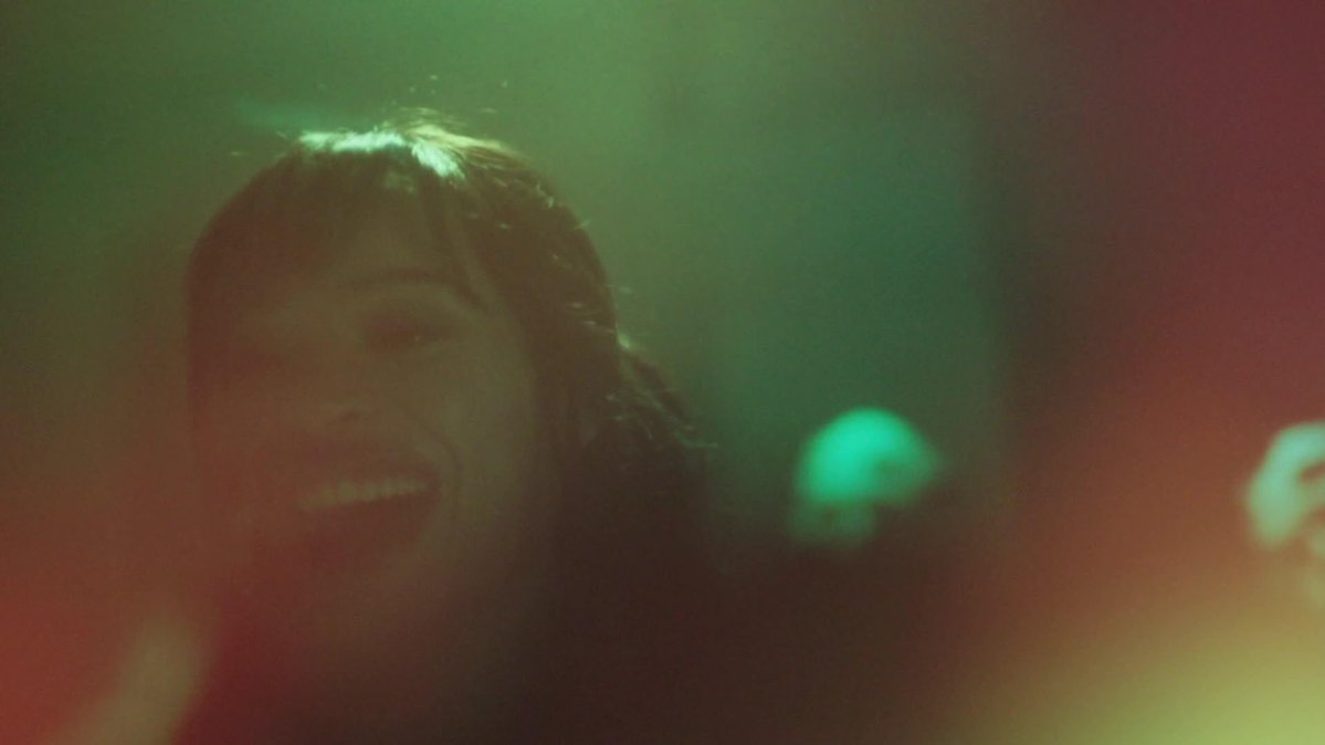 YUI3MOV's tweet image. ここ数年見たホラー映画の中でも特に怖かった『インフィニティ・プール』が本日よりネトフリ解禁🥂💚💜

観光客は犯罪を起こしても大金を払えば自分のクローンを作り、それを身代わりとして死刑に処すことで罪を免れる──そんな謎ルールが存在するリゾート島が舞台。…