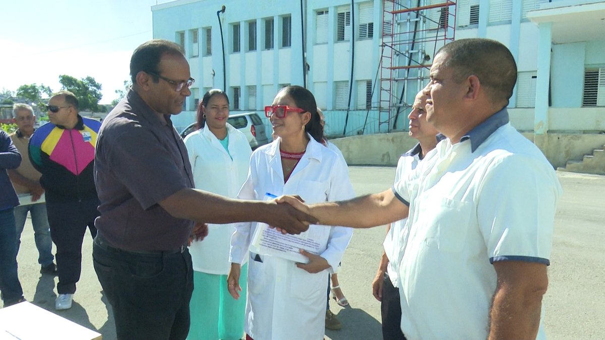Hoy fueron entregadas cinco nuevas ambulancias al Sistema Integrado de Urgencias Médicas en #SantiagoDeCuba. Son vehículos modernos, adquiridos recientemente por el <a href="/MINSAPCuba/">Ministerio de Salud Pública de Cuba</a>.
#CubaPorLaSalud