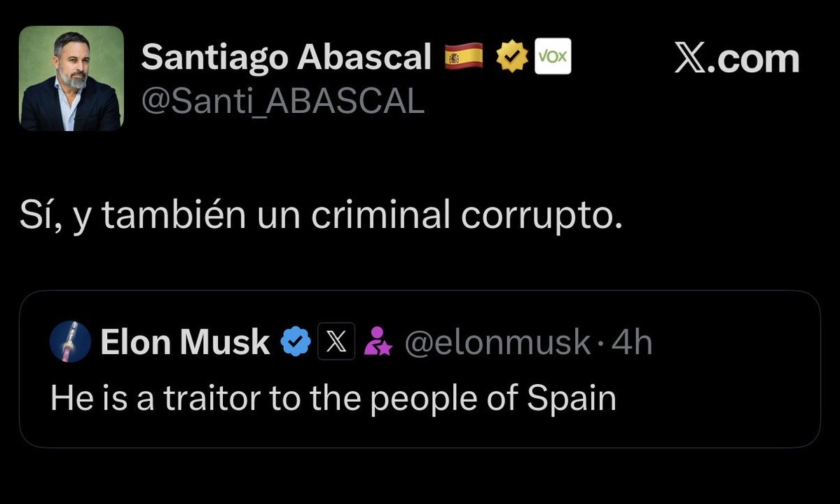 AlanBarrosoA's tweet image. Este pedazo de arrastrado aplaudiendo y lamiendo la bota de otro multimillonario extranjero con tal de que su red social le siga beneficiando y poder seguir un año más viviendo del cuento. Recogiendo las migajas que le tiran desde arriba para seguir enfrentando a los de abajo.