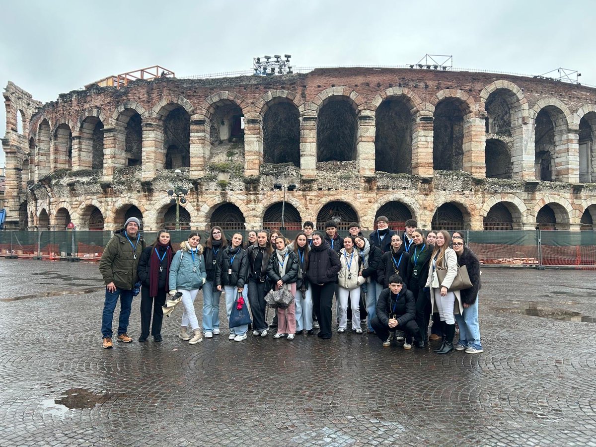 #somosvilla #crecemoscontigo 

Pasando el día en Verona  🇮🇹 con los alumnos de 1 Bachillerato de <a href="/VillaValdemoro/">IES Villa Valdemoro</a> participantes en el intercambio con Bolonia.