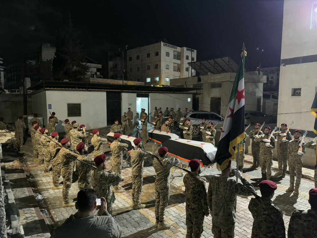 تم اقامة المراسم العسكرية لثلة من جنود الجيش العربي السوري في #إدلب ارتقوا على ثرى الجزيرة العربية في معركة توحيد البلاد 

تقبلهم الله 

لله در #إدلب و ما تقدمه ل #سوريا