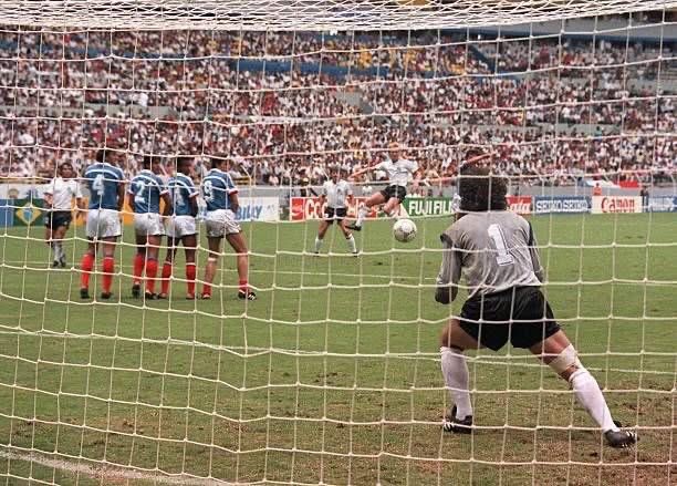 25.6.1986
🇫🇷 Francia 0-2 Alemania Occ 🇩🇪 
🏟️ Jalisco, Guadalajara 🇲🇽
⚽️ Brehme y Völler

Semifinales. Zurdazo de Brehme de tiro libre, inatajable para el arquero galo Joel Bats. Los alemanes perderían la final contra Argentina 🇦🇷 2-3

<a href="/WorldCupFeverES/">World Cup Fever ⚽🏆 | CARLOS</a> 
#FIFAWorldCup <a href="/FIFAWorldCup/">FIFA World Cup</a>