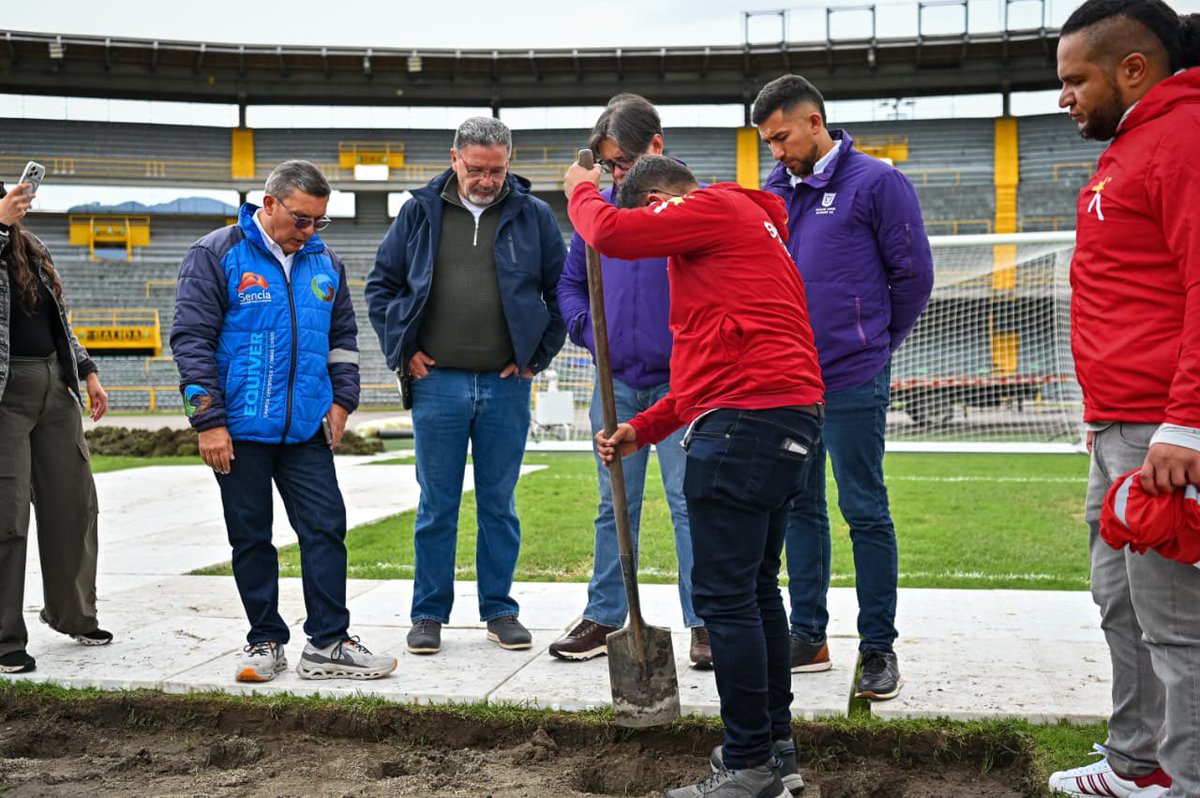 danielgarciacg's tweet photo. El fútbol es la esencia de El Campín y hoy evidenciamos que el estado de la gramilla no es acorde a esta prioridad.

En la visita técnica @SenciaBogota se comprometió a: 

1. Plan de choque para intervenir las zonas del campo de juego más afectadas para que el partido de Millonarios de este jueves se juegue en las mejores condiciones. La interventoría vigilará cada paso.

2. En los próximos dos meses solo habrá 1 concierto.

3. Se priorizará el fútbol para que @SantaFe y @MillosFCoficial , jueguen en una cancha adecuada, incluyendo la Copa Libertadores y una posible Sudamericana. 

Desde la Alcaldía de @CarlosFGalan, el @IDRD exigirá el óptimo estado de la cancha de El Campín, patrimonio del fútbol de @Bogota.