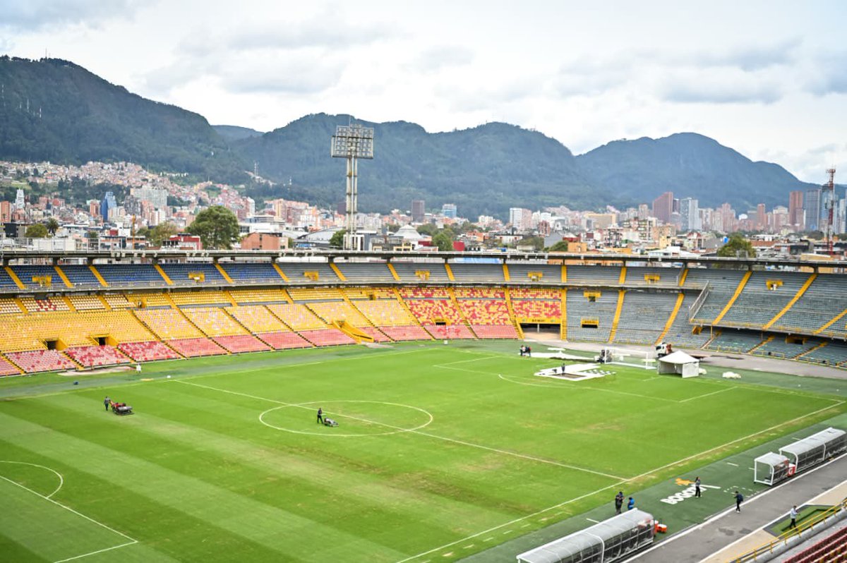danielgarciacg's tweet photo. El fútbol es la esencia de El Campín y hoy evidenciamos que el estado de la gramilla no es acorde a esta prioridad.

En la visita técnica @SenciaBogota se comprometió a: 

1. Plan de choque para intervenir las zonas del campo de juego más afectadas para que el partido de Millonarios de este jueves se juegue en las mejores condiciones. La interventoría vigilará cada paso.

2. En los próximos dos meses solo habrá 1 concierto.

3. Se priorizará el fútbol para que @SantaFe y @MillosFCoficial , jueguen en una cancha adecuada, incluyendo la Copa Libertadores y una posible Sudamericana. 

Desde la Alcaldía de @CarlosFGalan, el @IDRD exigirá el óptimo estado de la cancha de El Campín, patrimonio del fútbol de @Bogota.
