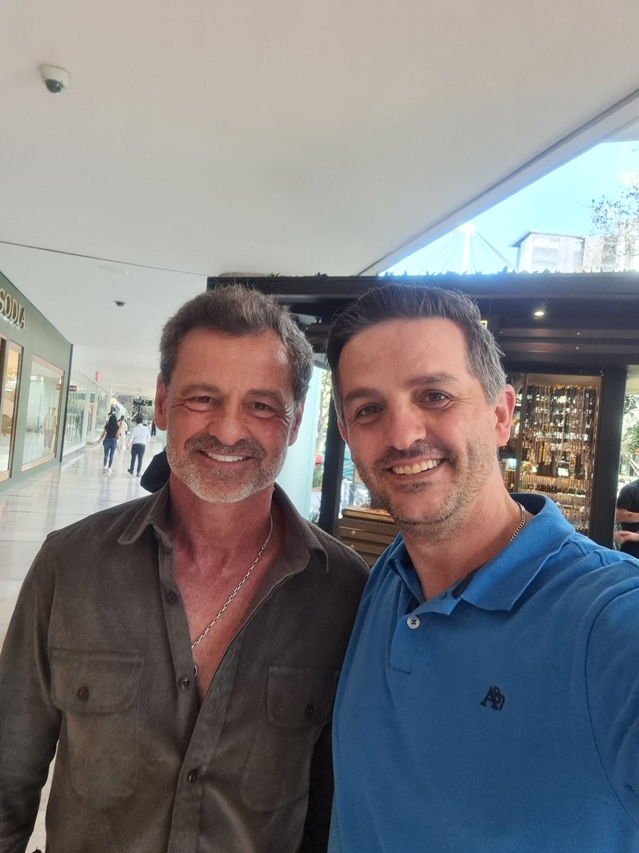 Y así un día, después de una serie de coincidencias.

Cuando menos me lo esperaba... estaba ahí, esperándome con esa sonrisa.

DON DIEGO MARTÍN COCCA.

❤️🖤 #MilVecesArribaElAtlas
#YoTeBiCampeon