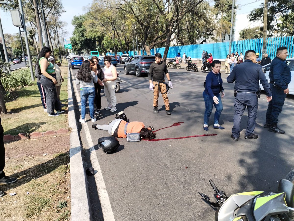 abraham_mojica_'s tweet photo. #Entérate// #Cafre asesino.
Dos mujeres motociclistas transitaban a bordo de su vehículo sobre Canal de Miramontes colonia Jardines de #Coyoacán @Alcaldia_Coy cuando fueron embestidas por los tripulantes de un carro Suzuki con placas 10K856.
Las víctimas cayeron al pavimento, la mujer de aproximadamente 35 años de edad falleció debido a las lesiones en la cabeza.
Se esperan servicios periciales para retirar el cadáver y continuar con las investigaciones.
#QEPD #Cuidado