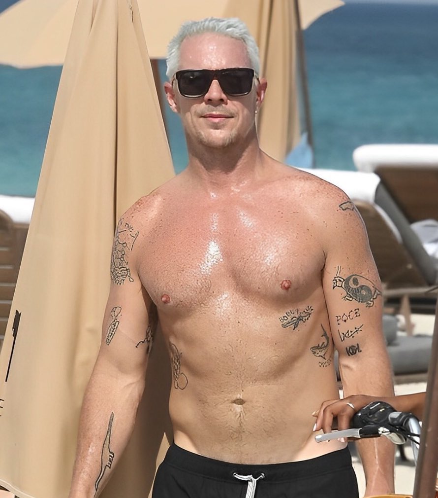 poponze's tweet image. POVO ANIMADO! Diplo afirma que bares gays são os únicos lugares de que ele realmente gosta de frequentar em Los Angeles:

“Os bares gays são os únicos eventos de que eu realmente gosto de frequentar em Los Angeles, porque os gays não ligam para nada e estão se divertindo de…